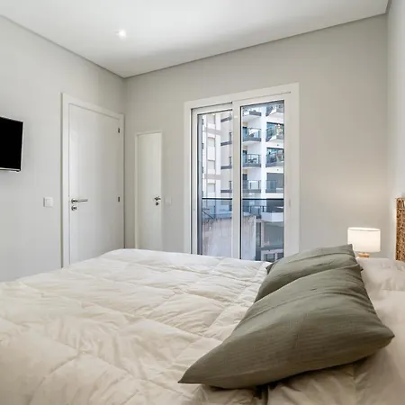 Iate Apartment *