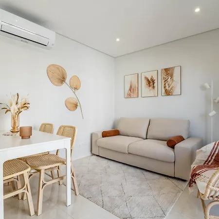 Iate Apartment