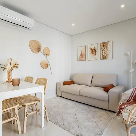 Iate Apartment